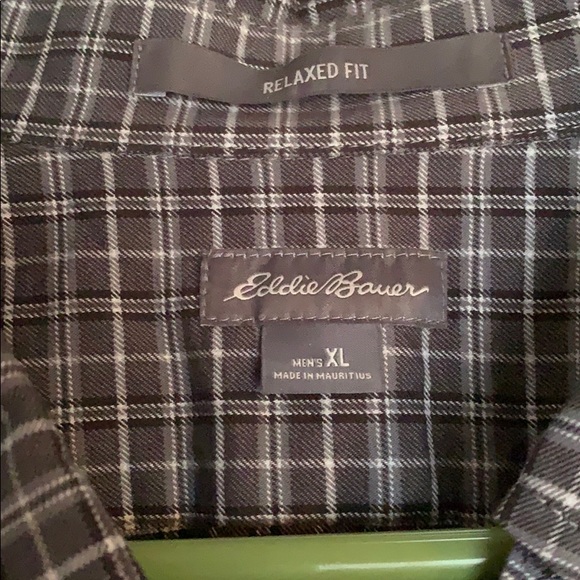 Eddie Bauer relaxed fit casual button down - Picture 1 of 2